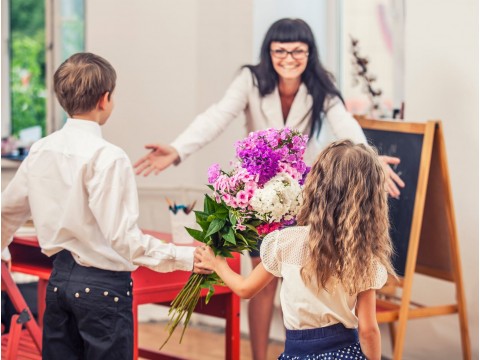 Flower delivery in Kyiv: how to choose a bouquet for Teacher's Day